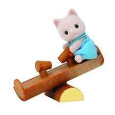 Boneca Sylvanian Families Bebê Gato com Gangorra Epoch